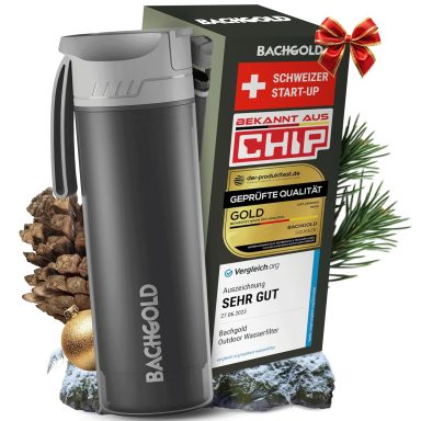 Schwarze Trinkflasche mit Geschenkverpackung und weihnachtlichen Dekorationen.