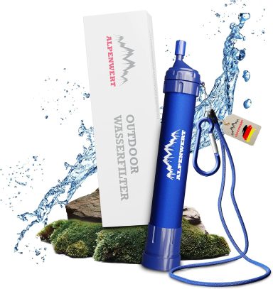 Blauer Wasserfilter mit Verpackung, geeignet für Outdoor-Aktivitäten, mit Wasser spritzend.