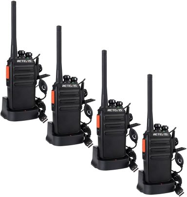 Vier schwarze Walkie-Talkies mit Ladeschalen.