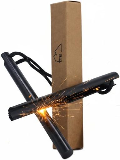 Zwei schwarze Feuerstahlstäbe über einer Verpackung, Funken sprühen.