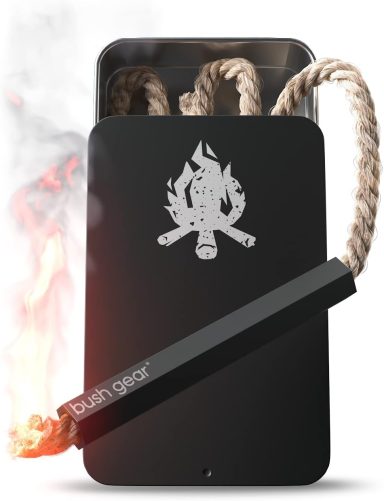 Schwarze Feuerzeugbox mit Rauch und brennendem Seil.